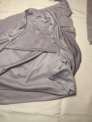 Vestido ASOS gris metalizado asimétrico