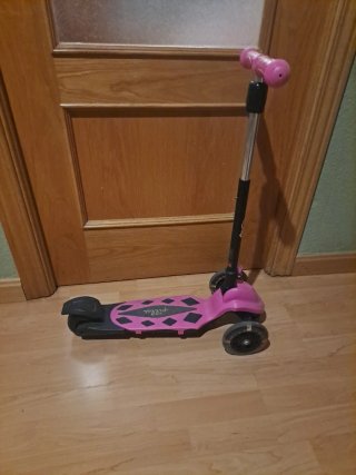Patinete rosa con casco (2-8 años)