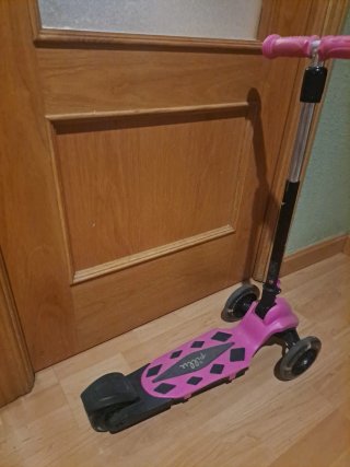 Patinete rosa con casco (2-8 años)
