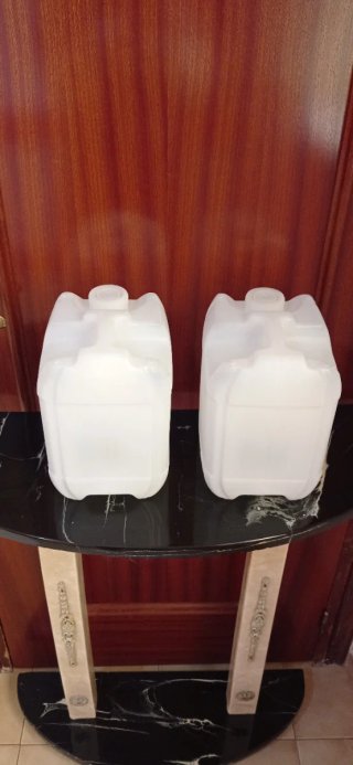 2 bidones blancos de plástico nuevos