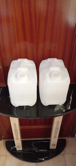 2 bidones blancos de plástico nuevos
