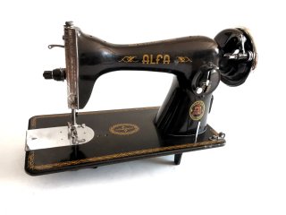 Preciosa máquina de coser antigua marca Alfa