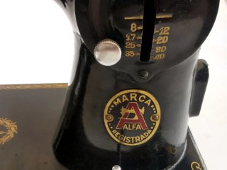 Preciosa máquina de coser antigua marca Alfa