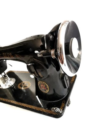 Preciosa máquina de coser antigua marca Alfa