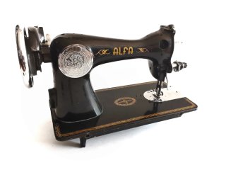 Preciosa máquina de coser antigua marca Alfa