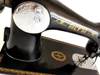 Preciosa máquina de coser antigua marca Alfa