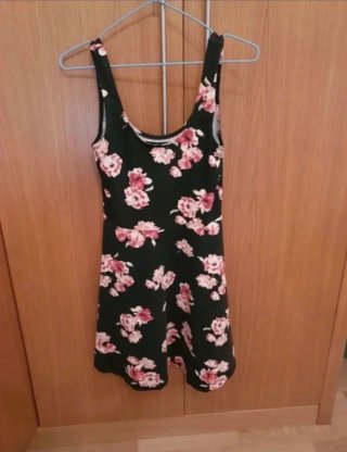 Vestido estampado floral negro y rosa