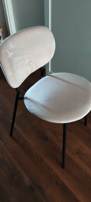 Silla terciopelo rosa y patas negras