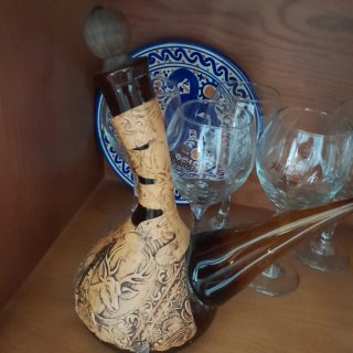 Botella de vino antigua decorada