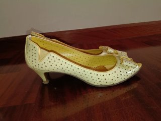 Zapatos tacón bajo amarillos con lazo