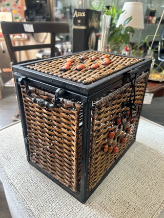 Caja de Mimbre Vintage con Cuentas