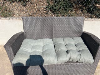 Conjunto de salón de mimbre gris