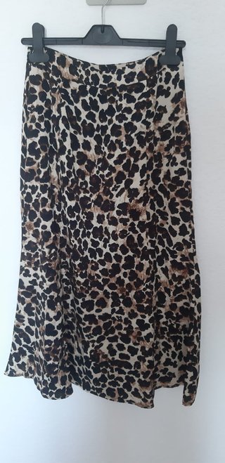 Falda de corte midi. Nueva sin estrenar. Estampado