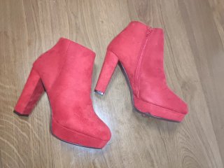 Botines rojos de tacón