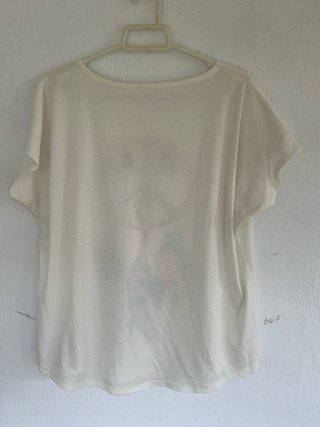 Camiseta Beige con Estampado de Paz y Plumas