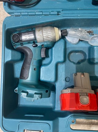 Taladros Makita con cargador y baterías