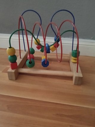 Juguete de madera con cuentas