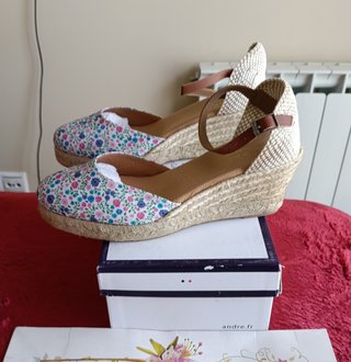 Alpargatas cuña plantilla piel flores 41 de 69€