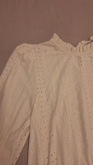 Blusa Morgan blanca con volantes