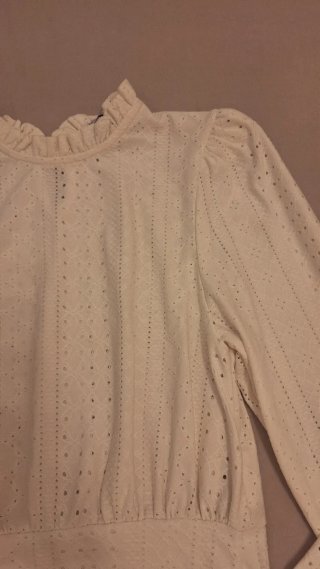 Blusa Morgan blanca con volantes