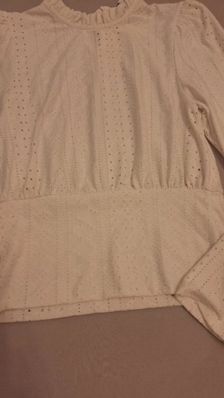 Blusa Morgan blanca con volantes