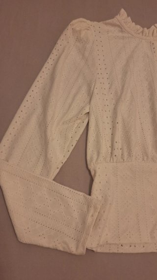 Blusa Morgan blanca con volantes