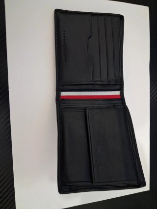 Cartera Tommy Hilfiger Negra con Rayas