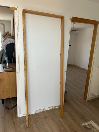 2 Puertas de madera. una puerta 2 m , otra 2.03m