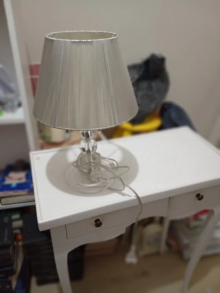 Lámpara de mesa blanca tela y cristal