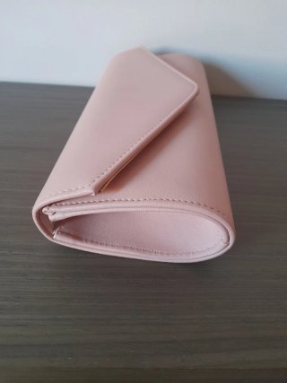 Bolso sobre rosa pastel con cadena
