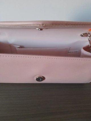 Bolso sobre rosa pastel con cadena