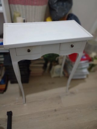 Mesa auxiliar blanca estilo colonial