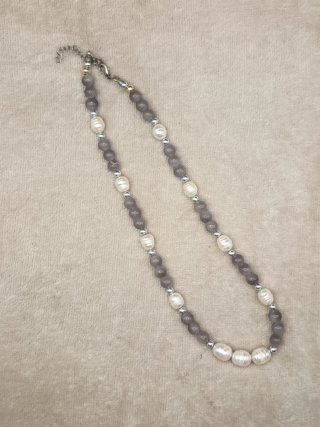 Collar corto con perlas río