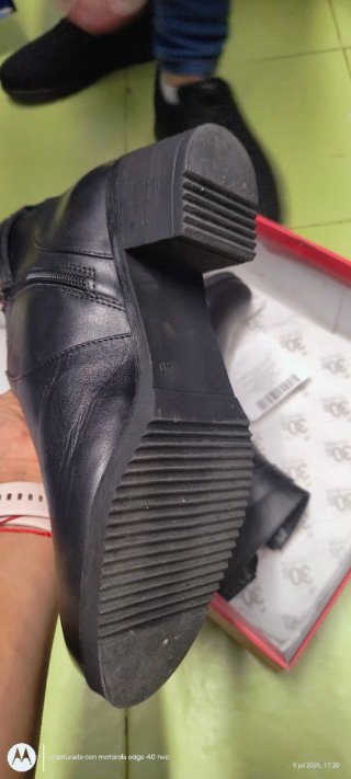 Botines de piel negros.