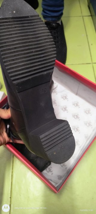 Botines de piel negros.