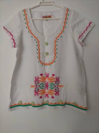 Camisa o blusa bordada blanca y naranja