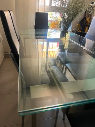 Mesa cristal extensible y 6 sillas negras
