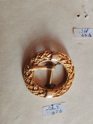 Hebillas de metal doradas
