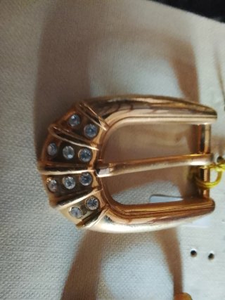 Hebillas de metal doradas