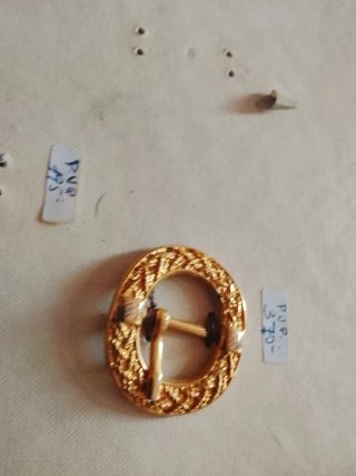 Hebillas de metal doradas