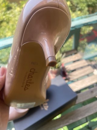 Zapatos charol beige tacón bajo Charles & Keith