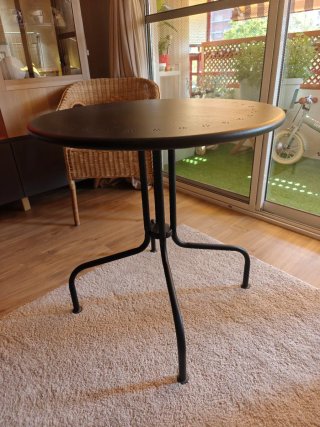 Tavolo rotondo in metallo nero