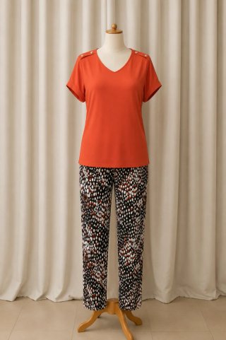 Conjunto naranja y estampado
