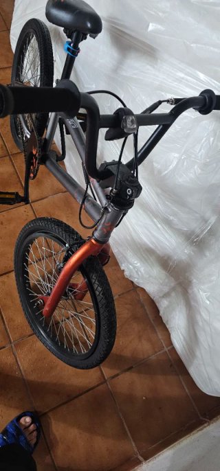 Bicicleta BMX gris