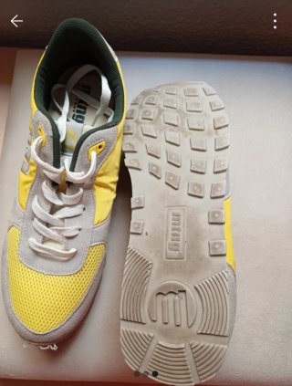 Zapatillas deportivas grises y amarillas