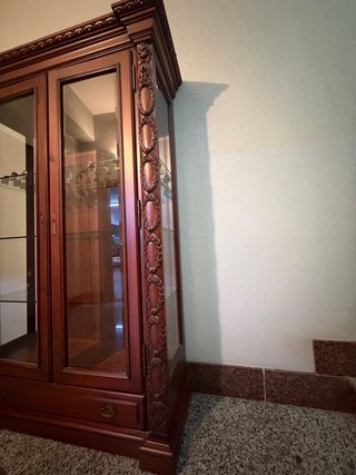 Vitrina de madera maciza con grabados