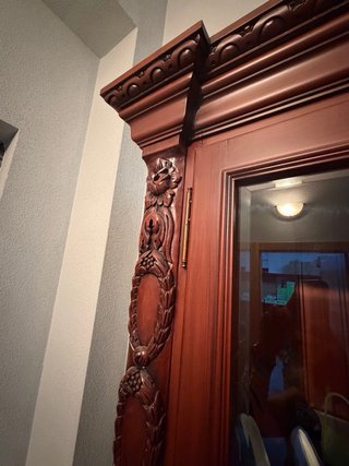 Vitrina de madera maciza con grabados