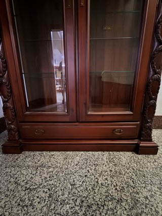 Vitrina de madera maciza con grabados