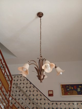 Lámpara de techo colgante de metal y cristal