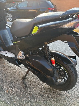 Peugeot Speedfight Scooter Negra y verde.